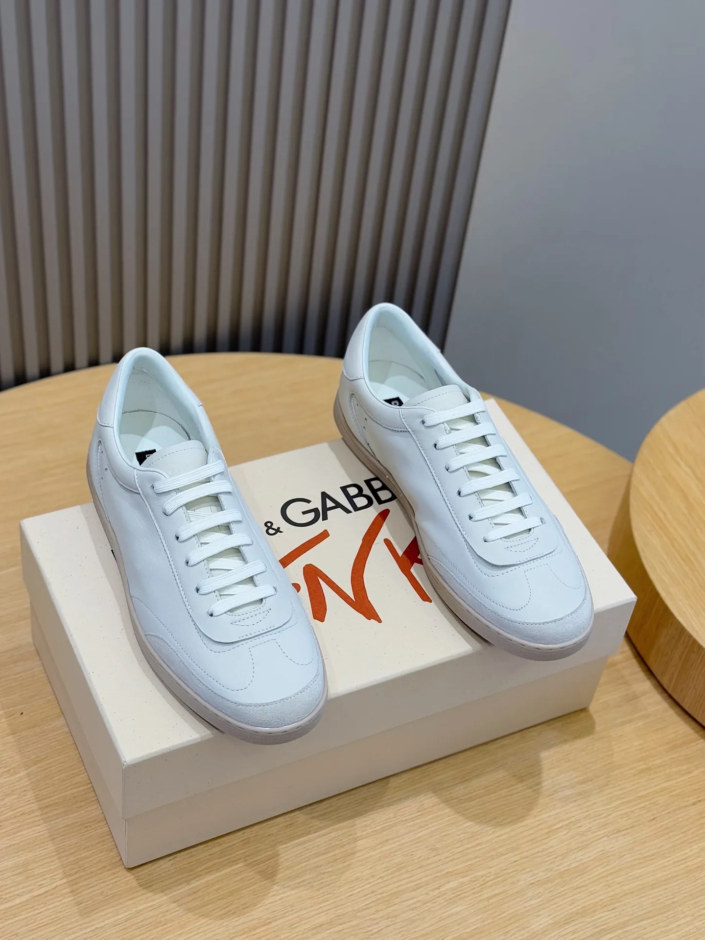Men's Men's Shoes💰400 [New Style]🐏🐏DG men's calfskin sneakers Portofino Yacht shoes, simple and versatile design, unique saddle leather soles. The Dolce &G logo rear wing is the icing on the cake. Imported cowhide + rubber outsole Size: 39-44 (customized at 38.45)